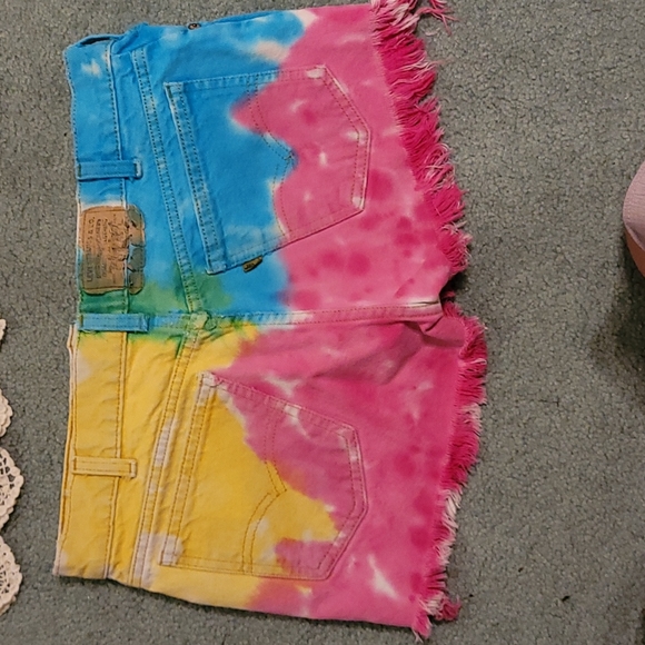 VINTAGE LEVI JEAN TIE-DYE SHORTS - Picture 2 of 4